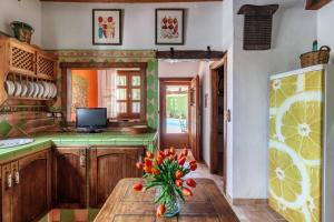 Kuchyňa alebo kuchynka v ubytovaní Encantadora casa con piscina privada y chimenea