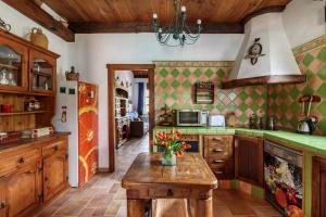 Kuchyňa alebo kuchynka v ubytovaní Encantadora casa con piscina privada y chimenea