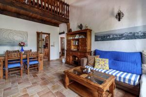 Posedenie v ubytovaní Encantadora casa con piscina privada y chimenea