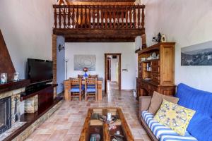 Televízia a/alebo spoločenská miestnosť v ubytovaní Encantadora casa con piscina privada y chimenea