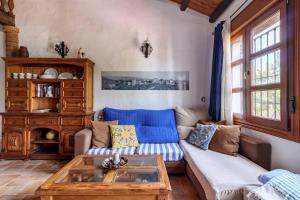 Posedenie v ubytovaní Encantadora casa con piscina privada y chimenea
