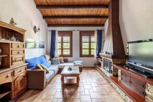 Posedenie v ubytovaní Encantadora casa con piscina privada y chimenea