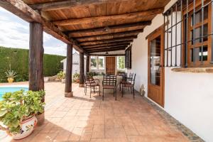 Bazén v ubytovaní Encantadora casa con piscina privada y chimenea alebo v jeho blízkosti