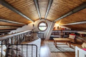 Posedenie v ubytovaní Encantadora casa con piscina privada y chimenea