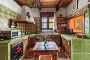Kuchyňa alebo kuchynka v ubytovaní Encantadora casa con piscina privada y chimenea