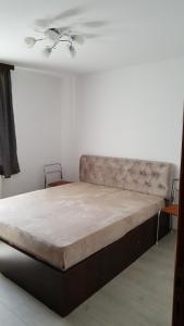 a bed in a room with a ceiling at Apartament 2 camere Constanta in Constanţa