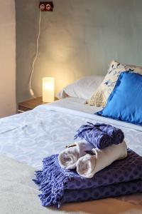 Posteľ alebo postele v izbe v ubytovaní Encantadora casa con piscina privada y chimenea