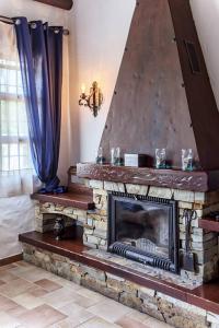 Posedenie v ubytovaní Encantadora casa con piscina privada y chimenea
