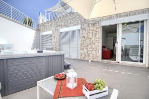 A balcony or terrace at Jacuzzi Holiday Homes by LoveSud