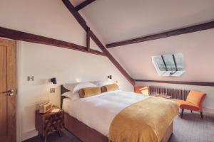 um quarto com uma cama grande num quarto em The New Inn em Carnforth