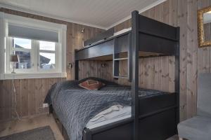 Tinden Grendehytte في بيتوستول: غرفة نوم مع سرير بطابقين في غرفة
