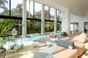 O zonă de relaxare la BLESS Hotel Ibiza - The Leading Hotels of The World