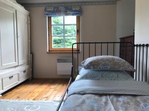 ein Schlafzimmer mit einem Bett und einem Fenster in der Unterkunft Sea Breeze Cottage in Eisma