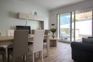 A television and/or entertainment centre at Jacuzzi Holiday Homes by LoveSud