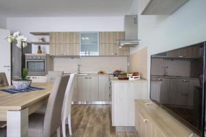 A kitchen or kitchenette at Jacuzzi Holiday Homes by LoveSud