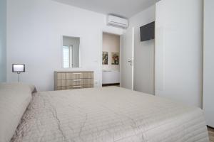 A bed or beds in a room at Jacuzzi Holiday Homes by LoveSud