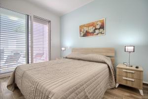 A bed or beds in a room at Jacuzzi Holiday Homes by LoveSud