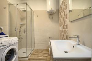 A bathroom at Jacuzzi Holiday Homes by LoveSud