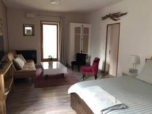 1 dormitorio con 1 cama y sala de estar en Les Fours à Chaux en Damiatte