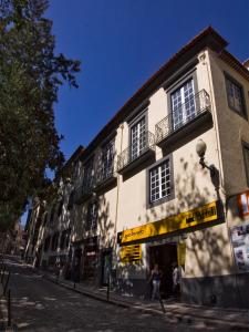 un edificio al lado de una calle en The Wine Lodges en Funchal