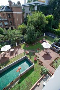 
a backyard with a pool, lawn, and tennis court at Hotel Fiera Congressi in Milan
