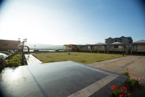widok na park z domami i ocean w obiekcie The Grand Legacy Resort & Spa - TGL - Pure Vegetarian Mahabaleshwar w mieście Mahabaleshwar