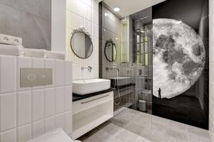 Ένα μπάνιο στο Staywin Riverfront Lofts +91 φωτογραφίες