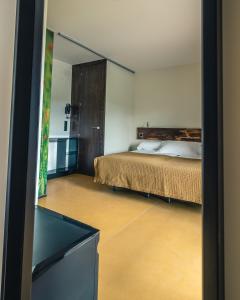 a bedroom with a bed and a mirror at Hotel y Estudios DCeres Estancias in Santa María de Mave