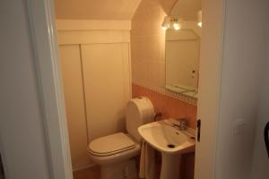 een kleine badkamer met toilet en wastafel bij Manta Azul in Manta Rota +32 foto's