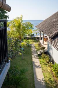 einen Weg zu einem Haus mit Meerblick in der Unterkunft Bali Dive Resort Amed in Amed