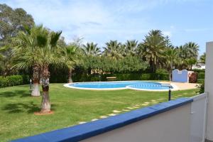 Bazén v ubytování Las Olas Pili LOCDENIA nebo v jeho okolí