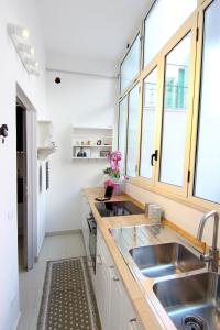 A kitchen or kitchenette at Rosemary Charming Rooms