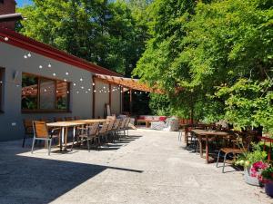 A restaurant or other place to eat at Pokoje Gościnne "Szkoła"