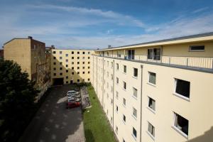 an overhead view of a parking lot between two buildings at a&o Berlin Hauptbahnhof in Berlin