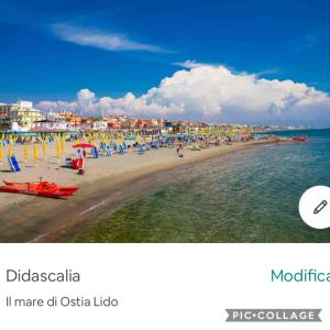 ein Strand mit Stühlen und Sonnenschirmen und Menschen in der Unterkunft appartamento per mare o centro storico di Roma in Lido di Ostia