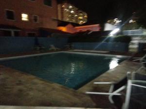 una piscina notturna in un edificio di Apt 602 Barra ,climatizado arena jeunese a Rio de Janeiro