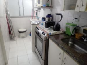 una piccola cucina con lavandino e piano cottura di Apt 602 Barra ,climatizado arena jeunese a Rio de Janeiro
