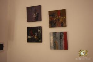 quatro obras de arte penduradas numa parede em Federico Secondo B&B em Palermo