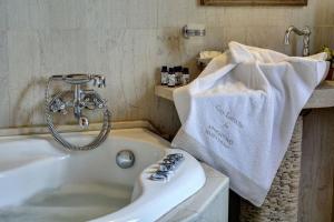 A bathroom at Archontiko Naoumidi