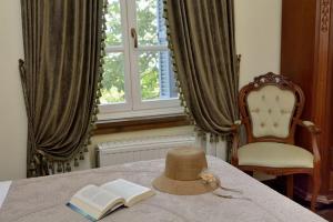 A bed or beds in a room at Archontiko Naoumidi