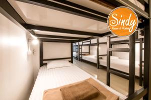 Postel nebo postele na pokoji v ubytování Sindy's Hostel