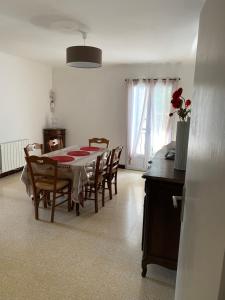 a kitchen and dining room with a table and chairs at Domaine le Commandaire in Roumoules