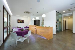a dining room with a purple table and chairs at Le Camere del Crimiso in Castellammare del Golfo