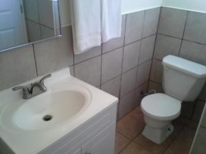 een badkamer met een witte wastafel en een toilet bij Boron Motel in Boron