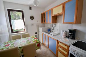 Kuchyň nebo kuchyňský kout v ubytování Jutta Apartment