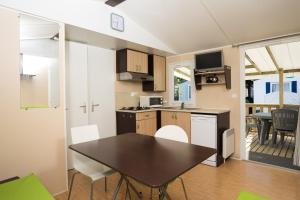 Photo de la galerie de l'établissement Mobil-home Clim, TV, LV Camping Vic-la-Gardiole 4 étoiles - MH-A003, à Vic-la-Gardiole 9 autres photos