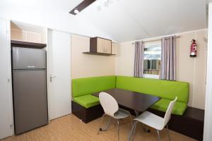 Photo de la galerie de l'établissement Mobil-home Clim, TV, LV Camping Vic-la-Gardiole 4 étoiles - MH-A003, à Vic-la-Gardiole