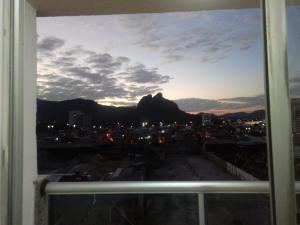 una finestra con vista sulle montagne di Apt 602 Barra ,climatizado arena jeunese a Rio de Janeiro