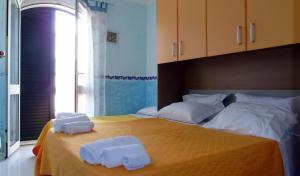 A bed or beds in a room at Casa Vacanza Miramare