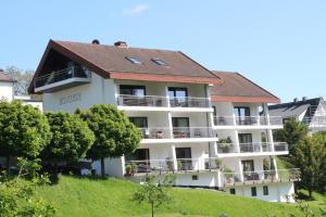 ヴァルデックにあるBELVEDERE - das BIO HOTEL Garni & SuiteHotel am Edersee ! Unser Geschenk für Sie, auch die GästeCard GrimmHeimat!の高台の屋根付き白い建物